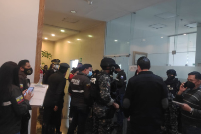 Operativo. Un importante número de policías ingresó ayer a la Asamblea para participar de este allanamiento.