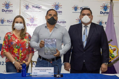 Acto. La concejala saliente junto al alcalde Dalton Narváez (c).