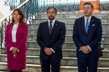 Los cancilleres de Colombia Marta Lucía Ramírez (i), de Ecuador Mauricio Montalvo (c) y el Secretario General de la CAN Jorge Pedraza (d), participan hoy en la 49 Reunión del Consejo Andino de Ministros de Relaciones Exteriores en Quito (Ecuador).