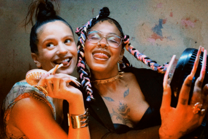 La letra del tema  fue compuesto por las dos intérpretes, además de Leo RD y Raimy Paulus.