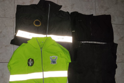 Esta vestimenta parecida al uniforme que utiliza la Policía Nacional encontraron en una casa que fue allanada durante el operativo.
