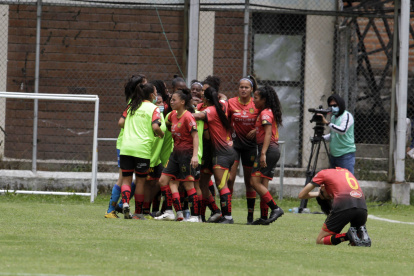 Las jugadoras del Deportivo Cuenca festejan tras la victoria en la primera final.