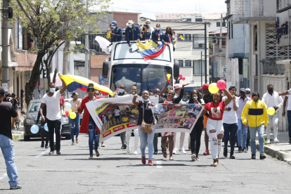 Familiares y amigos de los deportistas paralímpicos acompañaron la caravana triunfal en Quito.