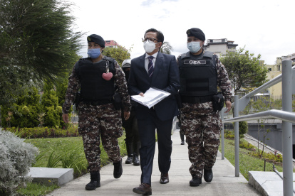 Asamblea.  Freddy Carrión es escoltado por agentes penitenciarios, tras su traslado de la Cárcel N° 4, en Quito, donde está recluido desde mayo.