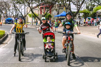 Actividad. Patinadores y ciclistas recorrieron dos avenidas del norte de Guayaquil.