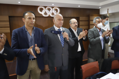 Jorge Delgado (c), presidente del Comité Olímpico Ecuatoriano, con parte de su directorio tras ganar la elección.