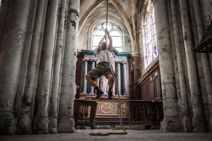 El sacristán de la iglesia de Saint-Pierre-Saint-Paul , Philippe Vieillard, hace replicar la campana en Goussainville, cerca de París, Francia. Christophe Petit Tesson / EFE