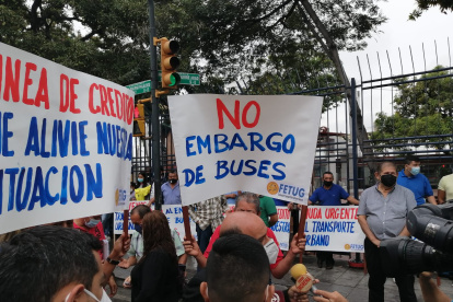 Los transportistas han colocado sus unidades en los exteriores del edificio de la Gobernación del Guayas.