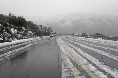 Cierre. La vía Pifo-Papallacta fue parcialmente habilitada a la circulación de vehículos.