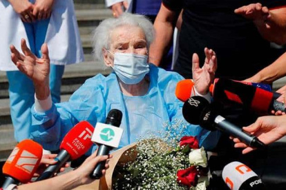 Mujer de la 3ra edad, recibe dosis anticovid.