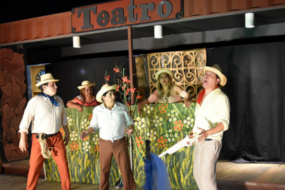 Grupo teatral "Ellos" en Guayarte.