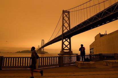 La contaminación de la atmósfera sobre el área de la bahía de San Francisco por los incendios. JOHN G. MABANGLO / EFE