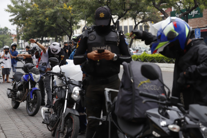 Policías del Distrito Centro ejecutaron un operativo preventivo de control de motos y vehículos en la avenida Víctor Emilio Estrada y Dátiles, en Urdesa Central.