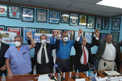 José Auad (corbata negra) junto a parte de quienes integrarían su directorio en el caso de ganar las elecciones de Emelec. Aún no hay una fecha establecida.