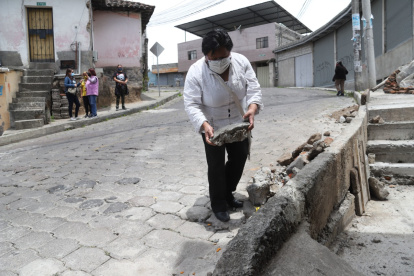 Trabajos. Los vecinos de la zona tratan de proteger y reforzar sus viviendas ante la inminente destrucción.