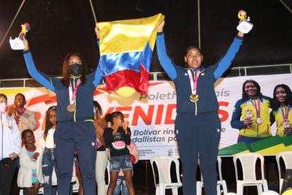 Las deportistas festejaron en una plataforma que fue ubicada justo en frente de donde viven para sentirse en confianza.