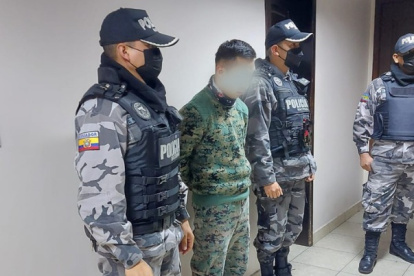 Aprehensión. Miembros de la Fuerza Terrestre detuvieron a un militar de la FAE que portaba una maleta con armas.