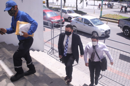 Diligencia. Pasadas las 11:00 se instaló en la Corte la audiencia. Acudieron los abogados del defensor.