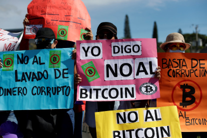Ciudadanos protestan hoy en contra del uso del bitcóin como forma de pago, en San Salvador.
