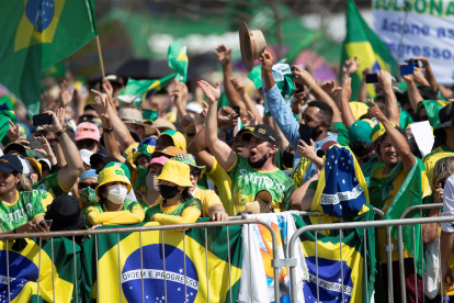 Simpatizantes del presidente Jair Bolsonaro se manifiestan en apoyo del mandatario hoy, día de la Independencia brasileña, en Brasilia (Brasil).