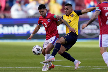 Ángel Mena (d), atacante de la selección ecuatoriana, confía en lograr un resultado positivo ante Uruguay en Montevideo.