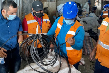 Control. El Municipio y Policía hacen operativos en recicladora con el apoyo de los técnicos de CNT que pueden identificar si ese cable es uno de los robados a la empresa.
