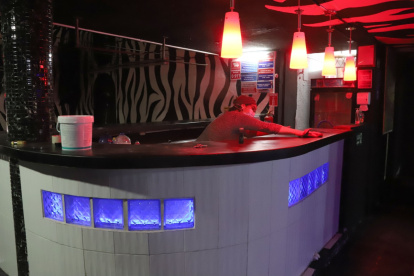 Aseo. En este local, situado en la calle Calama, sector La Mariscal, su propietaria barría los pisos y le daba los últimos brochazos a las paredes.