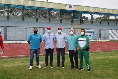 Carlos Martínez, por Extra; José Francisco Cevallos, organizador principal, y Jimmy Montanero, exjugador de Barcelona.