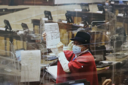 Consignas. “Sube canasta básica por alza mensual de combustibles”, dice el cartel que levanta el asambleísta de Pachakutik José Chimbo.