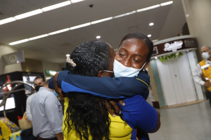 El abrazo esperado. Kiara abraza a doña narcisa España, su madre. Llora de la emoción. Medallista de bronce paralimpica, la primera de guayas