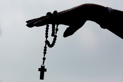 Una persona muestra un rosario con cruz durante una protesta de ciudadanos católicos que rechazan el aborto, afuera de la Suprema Corte de Justicia de la Nación.