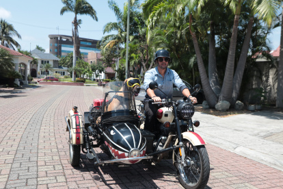 Giovanni Norero y su perro Bruno pasean en motocicleta por la vía a Samborondón.