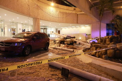 Vista general de daños en los edificios de la zona hotelera este martes, debido al sismo de 7.1 en el balneario de Acapulco en el estado de Guerrero (México).