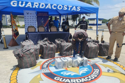 En la embarcación se encontraron 14 sacos de yute que contenían 407 paquetes en forma de ladrilos.