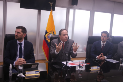 Julien Reynaud, representante del FMI en Ecuador; Simón Cueva, ministro de Economía y Finanzas; y Guillermo Avellán, gerente del Banco Central del Ecuador.