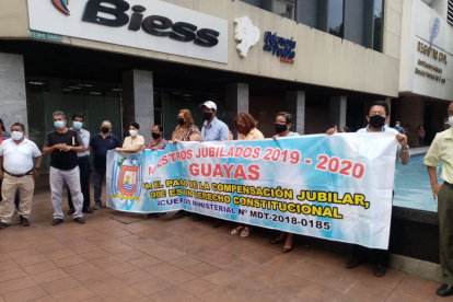 Un grupo de maestros espera en los exteriores de la Defensoría del Pueblo, antes de ser atendidos.