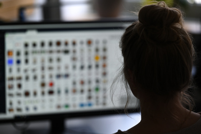 Una oficial de la Policía alemana investiga en pantalla fuentes de pornografía infantil.