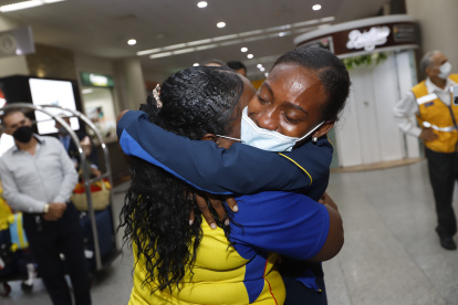 La saltadora y velocista ecuatoriana se fundió en un abrazo con su madre, Narcisa España, apenas salió del arribo internacional del aeropuerto, en Guayaquil.