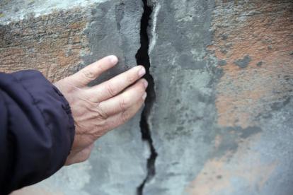 Temor. Hasta dos dedos entran por las grietas de algunas de las casas.