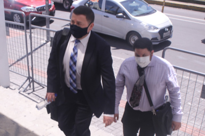 Abogado. Stalin Raza, uno de los defensores del funcionario preso en la cárcel 4 de Quito, a su ingreso a la Corte Nacional de Justicia el martes.