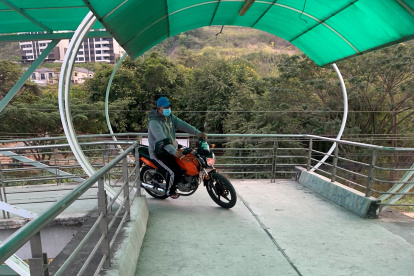 Esta imagen fue captada por una residente en el paso peatonal de vía a la costa, el ubicado cerca de la ciudadela Puerto Azul.