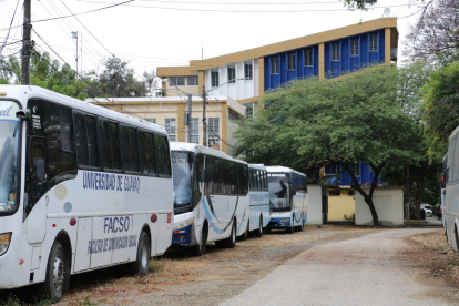 El parque automotor de la Universidad de Guayaquil se encuentra parqueado en la Ciudadela Universitaria.
