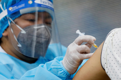 La vacunación es una gran esperanza para contrarrestar el virus de la COVID en el mundo.
LUONG THAI LINH/ EFE