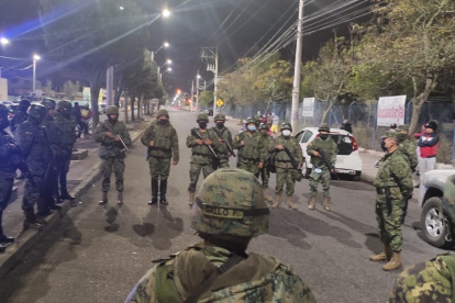 Control. Militares custodian los exteriores de la cárcel de Riobamba en Cimborazo