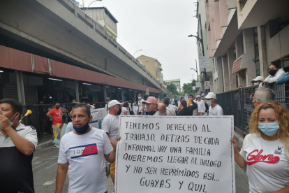 En este momento, decenas de comerciantes informales se dirigen a la alcaldía en busca de un diálogo.