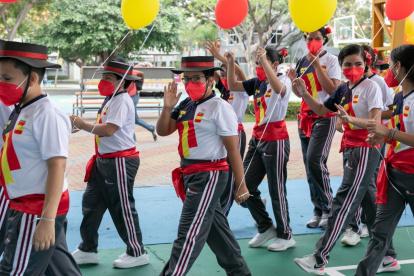 Los estudiantes de La Moderna desfilaron con coloridos uniformes bajo la temática de la EuroCopa..