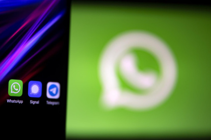 WhatsApp, que fue adquirida por Facebook en 2014, cuenta con 2.000 millones de usuarios en todo el mundo, lo que la convierte en la plataforma de mensajería por internet más usada.