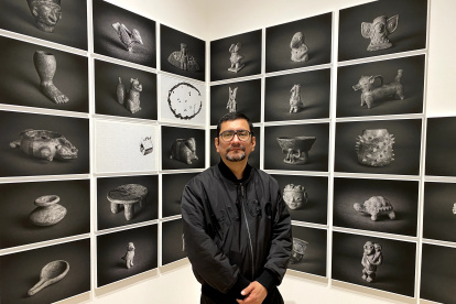 Gonzalo Vargas en la sala de exposición.