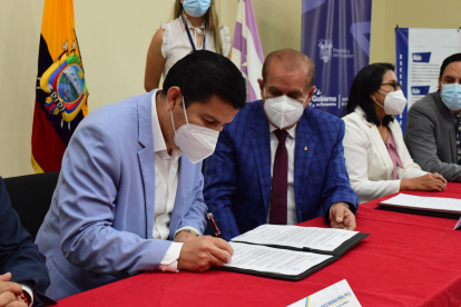 El gobernador del Guayas, Vicente Taiano; rector del alma máter, Francisco Morán;y el decano de Jurisprudencia, Tito Palma, firmaron el documento..