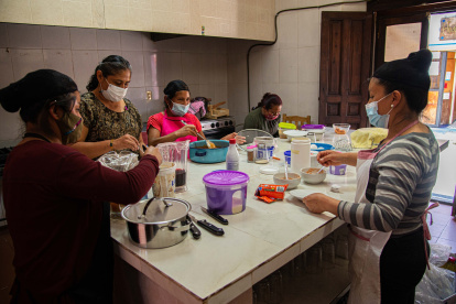 Un grupo de mujeres indígenas preparan alimentos en un restaurante,  en San Cristóbal de las Casas, de Chiapas.  Carlos López / EFE